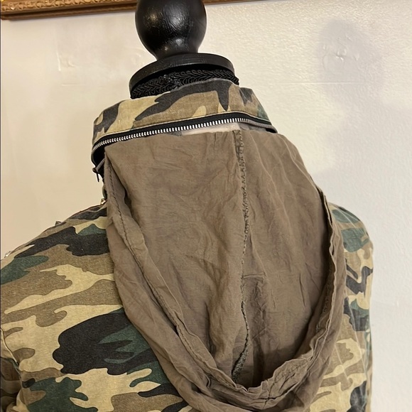 Camouflage Green and Brown Utility Jacket with Collared Neckline and hood - Picture 9 of 11